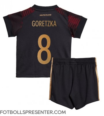 Tyskland Leon Goretzka #8 Bortatröja Barn VM 2022 Kortärmad (+ korta byxor)